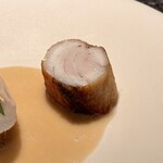 アニエルドール - 鳥取県産のスズキは、表面だけを香ばしく焼き、中はレアに火入れされて美しくピンク色。