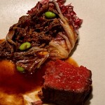 アニエルドール - 合わせた赤ワインは2種。スパイシーな一本と、果実味あふれる柔らかな一本。どちらも料理と競い合うように、贅沢なハーモニーを奏でてくれます。