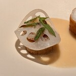 アニエルドール - 蓮根はスライスとロースト、さらに間には塩麴マリネのケンサキイカが忍ばされていて、それぞれが食感と甘みで主張します。