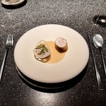 アニエルドール - 「スズキ 鳥賊 蓮根 米麴」は、魚料理の繊細さと野菜の力強さをバランス良く共演させた一皿。