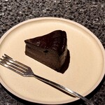 アニエルドール - チョコレートとバスクチーズのケーキは、重たすぎず、ほろりと解けていくような食感。