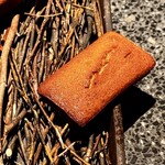 アニエルドール - 木の枝が折り重なったような箱に乗せられ、まるで森の中で見つけた宝物のよう。しっとりとした口あたりとバターの香りに、じんわりと幸福感が染み渡ります。