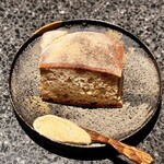 アニエルドール - 添えられたパンは、北新地「ル・シュクレクール」による特注品。しっかりと噛みごたえがありながら、鴨の旨みをすくいとる絶妙な相棒です。