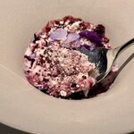 アニエルドール - ひと口ごとに、シャリ、ふわ、とろ、と食感が変わりながら、ブルーベリーの甘酸っぱさとフロマージュブランのコクが溶け合い、ラベンダーのやさしい香りが後味を包みます。