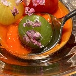 アニエルドール - ひんやりとしたブランマンジェからパプリカの芳香が立ち上がり、酸味の効いたトマトと紫蘇の香りが重なり合うと、まるで口の中で小さな花火が弾けたかのような鮮烈さ。ガスパッチョを彷彿とさせる、清らかで爽やかな余韻が喉を通り抜けます。