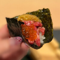 焼肉みゆき苑 - ◯手巻き肉寿司
                    溢れそうなので…
                    一口で一思いにパクリ！と…(*´༥` *)ﾓｸﾞﾓｸﾞ 