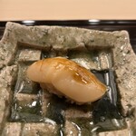 鮨 さえ喜 - 帆立の昆布締め