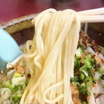 桜島鹿児島ラーメン - 日替わり定食の鹿児島ラーメン、麺リフトアップ