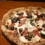 ピッツェリア ダ・アオキ タッポスト - 自家製サルシッチャと揚げ茄子のピッツァ