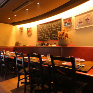 店内は木の温もりと間接照明が織りなす落ち着いた空間。