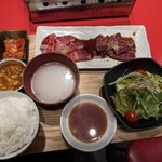 生ハラミと肉刺し 金肉屋 - 
