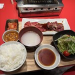 生ハラミと肉刺し 金肉屋 - 