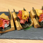 焼肉みゆき苑 - ◯手巻き肉寿司¥548×3 …ご飯の上に、お肉とウニとイクラを乗せたものを
海苔巻きでいただきます♪
ビジュアルからして…なんて贅沢ぅ〜♡(*´Д｀*)