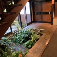 和田屋 - 店内に小川！