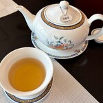 中国料理 桃李 - 温かい烏龍茶は ポットでの提供