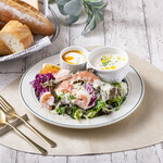 海老とサーモンのサラダとポタージュの８種野菜サラダ仕立て