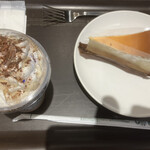 スターバックスコーヒー - 料理写真:チーズケーキとダークモカチップフラペチーノ。