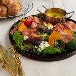 イタリア産生ハムのサラダとポタージュの８種野菜サラダ仕立て