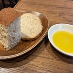 Trattoria Da KENZO - パンとオリーブオイルも美味