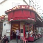 CAFE des 2 MOULINS - フランスらしいおしゃれな外観です。