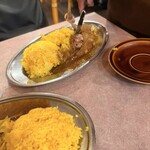 ナイルレストラン - 鶏肉をほぐしているところ