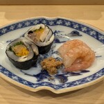 鮨桂太 - サゴシのガリ巻き（大葉、たくあん、ネギ）　◎
      甘エビとエビ味噌　◎