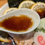 舟場 - 豚骨ベースのブラックスープ