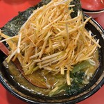 家系総本山 吉村家 - チャーシュー麺固め多め野菜畑辛ネギのせ