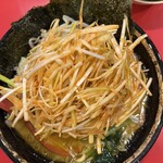 家系総本山 吉村家 - チャーシュー麺固め多め野菜畑辛ネギのせ