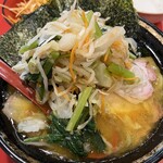 家系総本山 吉村家 - チャーシュー麺固め多め野菜畑のせ