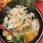 家系総本山 吉村家 - チャーシュー麺固め多め野菜畑のせ
