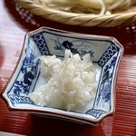 蕎麦 阿き津 - これが希少な『暮坪かぶ』暮坪かぶは一般的なカブと違って丸い形ではなく長根の白カブで、見た目は青首大根そっくりです。