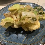 和膳と酒肴 廚 - そら豆と新玉ねぎのかき揚げ（このサイズが3つほど乗ってます。）