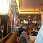 CAFE des 2 MOULINS - 店の奥にアメリの肖像があります。