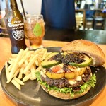 髙橋バーガー - 2025.8マンスリー
      夏野菜カプレーゼ風チーズたまりバーガー