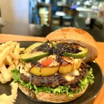 髙橋バーガー - 2025.8マンスリー
      夏野菜カプレーゼ風チーズたまりバーガー