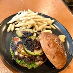 髙橋バーガー - 2025.8マンスリー
      夏野菜カプレーゼ風チーズたまりバーガー