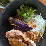 BAO by CE LA VI - カニのフライが甘くてふわふわ〜、麺はピリ辛でエスニック料理。また食べたい！