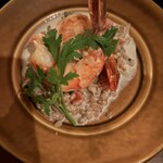 CICADA - 魚料理は海老のロースト。ファロと舞茸のクリームリゾットが地中海っぽさを演出している。美味しい。