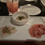 CICADA - 冷たい前菜。　ひよこ豆のディップ「ハムス』が、このお店のウリのようです。とても美味しかったです！