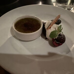 CICADA - ピスタチオのクリームブリュレ。珍しい。