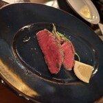 CICADA - お肉料理、サーロインのタリアータ。ちょっと、いえ半分くらい食べてしまいました。