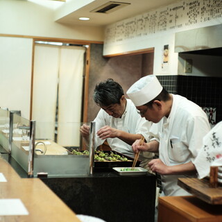 有名料理人のもとで修行を積んだ店主による多彩な活動と実績