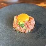 炭火焼肉 ホルモン にく式 - 生ラムユッケ