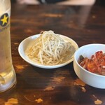 炭火焼肉 ホルモン にく式 - ナムルにキムチ