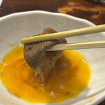 炭火焼肉 ホルモン にく式 - 卵黄にくぐらせて♪