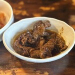 炭火焼肉 ホルモン にく式 - 牛の煮込み