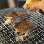 炭火焼肉 ホルモン にく式 - レモン絞ってます