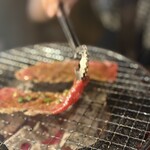 炭火焼肉 ホルモン にく式 - サッと炙って