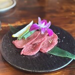 炭火焼肉 ホルモン にく式 - 上タン　並タン